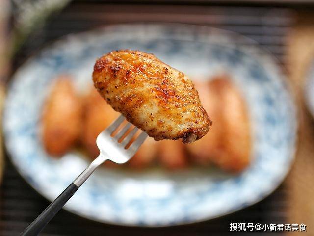 烤箱|烤翅这样做，味道赛过kfc，鲜香诱人，肉嫩多汁，一次一斤不够吃