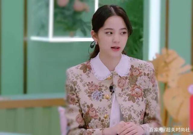 经典|Ella化身超A导师，穿复古垫肩西装高调做客综艺，气场也太强了！