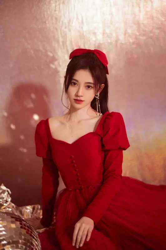 脖颈|鞠婧祎太刻意了,穿方领裙走红毯腰线提得老高,为显高真挺拼的