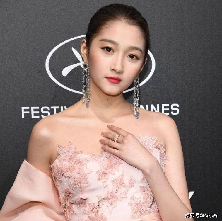 身材|关晓彤早就该这么穿了，穿粉色抹胸露背裙亮相，一点都“不壮了”