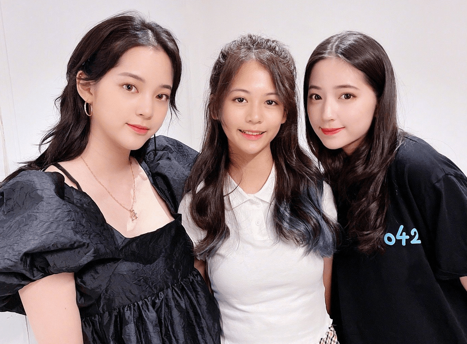 翁虹|翁虹女儿发育真好，穿POLO衫配百褶裙，13岁身高都快赶上妈妈了