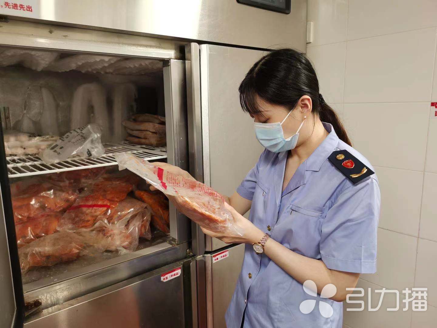 食品加工制作过程,原材料外观性状,标签等情况,并且询问门店负责人