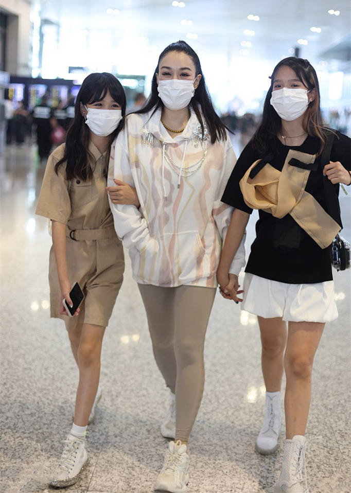 身材|钟丽缇厉害,和两个女儿出门还穿得这么少女,紧身裤配卫衣好时髦