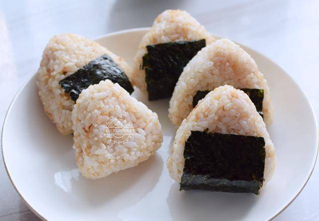 海苔|剩米饭这样做饭团，美味还快手，10分钟上桌，上班族必备早餐
