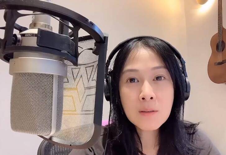 刘若英|刘若英高调为河南加油打call,穿T恤唱歌助威,素颜婴儿肌没毛孔