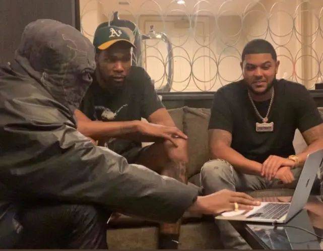 夏天|侃爷成了卧龙大春，夏天穿羽绒服+棉帽，反季节另类穿搭