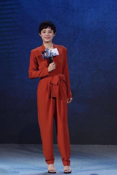 服装|孙俪的气场可真强大，穿红色服装也不显黑，也就她这肤色能驾驭