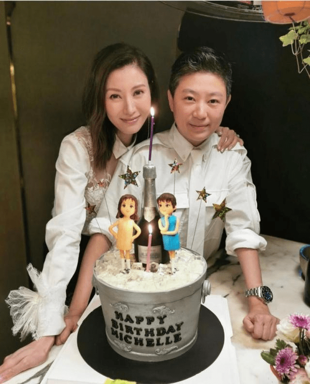老公|李嘉欣携老公现身黎明演唱会，穿情侣装秀恩爱，男方绿腰带太扎眼