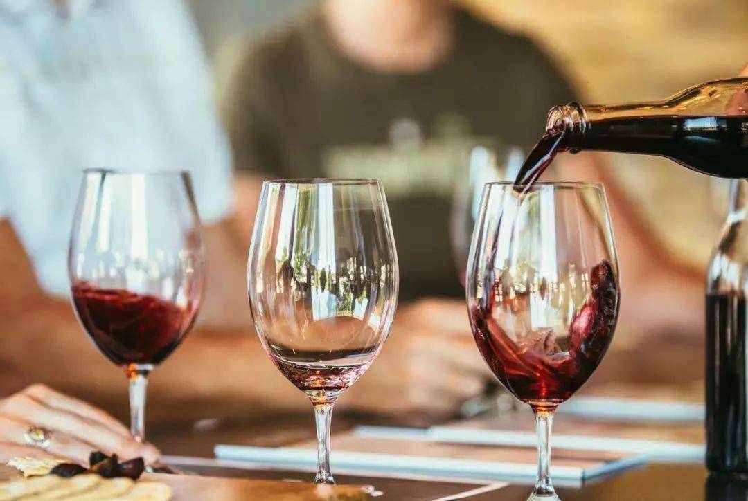 氧化|喝红酒:为啥只倒“三分之一”?我敢打赌,假装明白的人不在少数