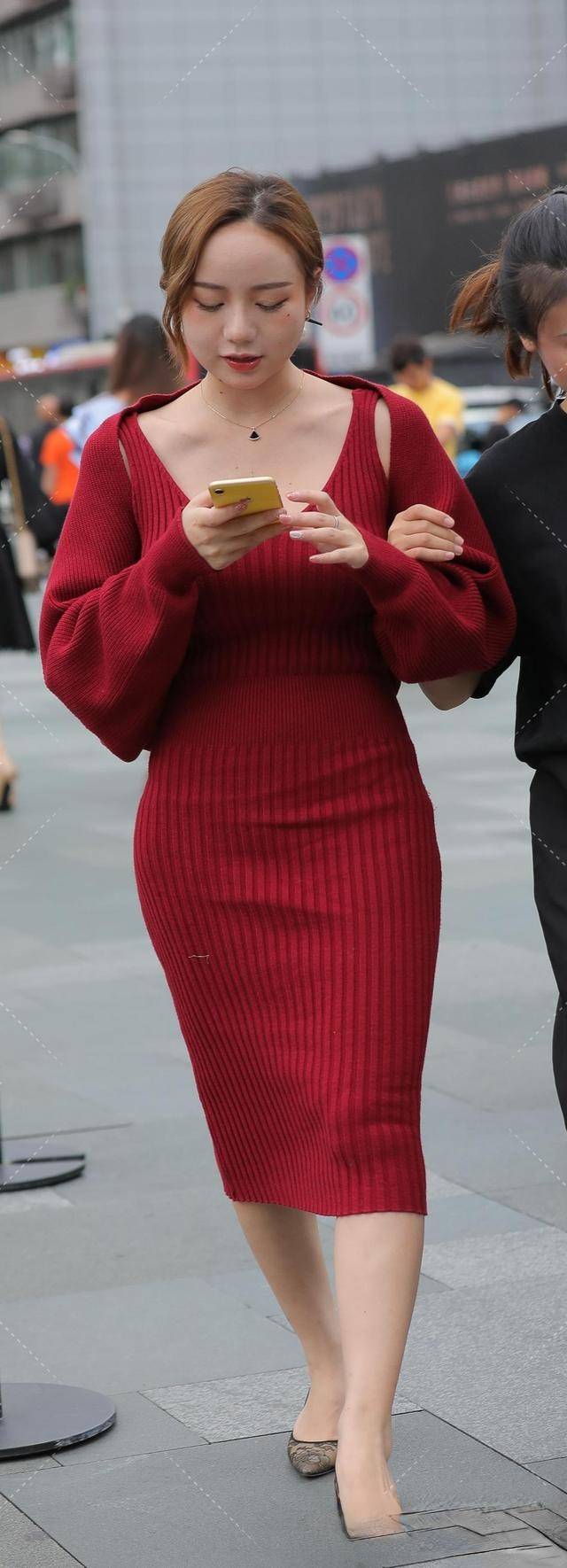 下半身|身着华丽优雅女神范的连衣裙，显得高高瘦瘦，衬托出贵气