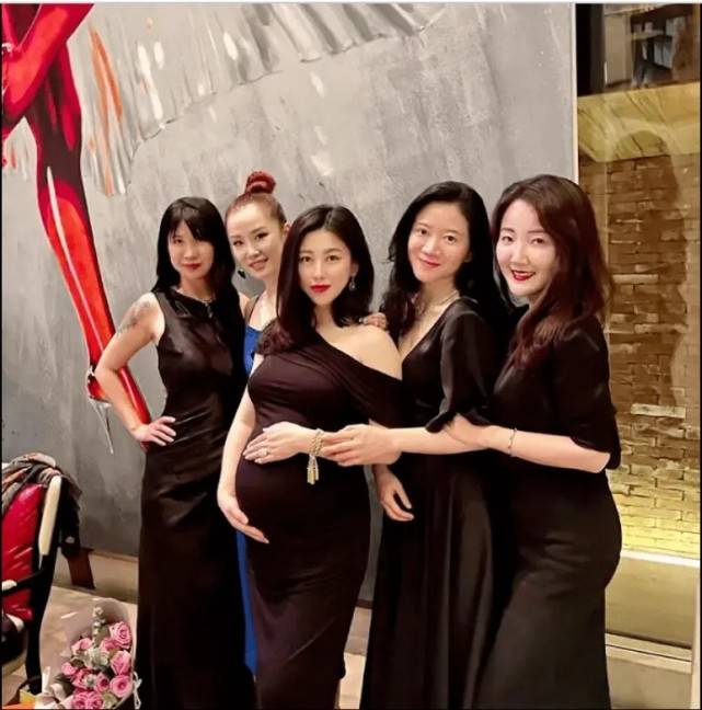 朱珠|朱珠最美孕妇造型曝光！过生日像走红毯，挺8月大肚子穿黑色礼服