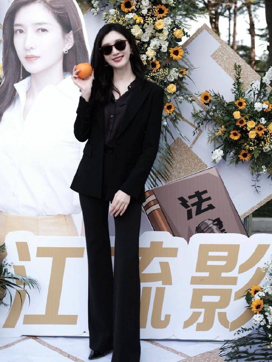 黑色|邹市明老婆身材太“辣”了，两人一身黑牵手出门，凹凸身材太抢镜