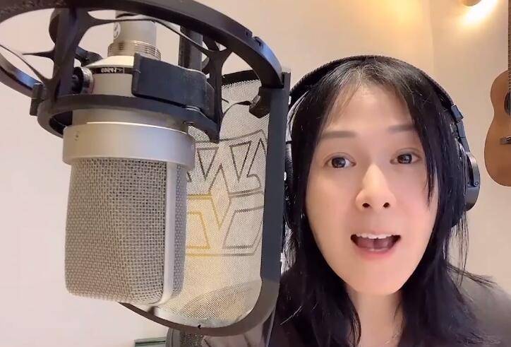 刘若英|刘若英高调为河南加油打call,穿T恤唱歌助威,素颜婴儿肌没毛孔