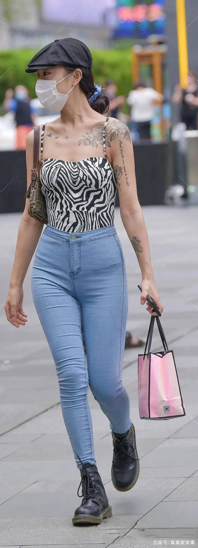 显得|雅致的女装美女，蜂腰细腿细，路人常回头看！
