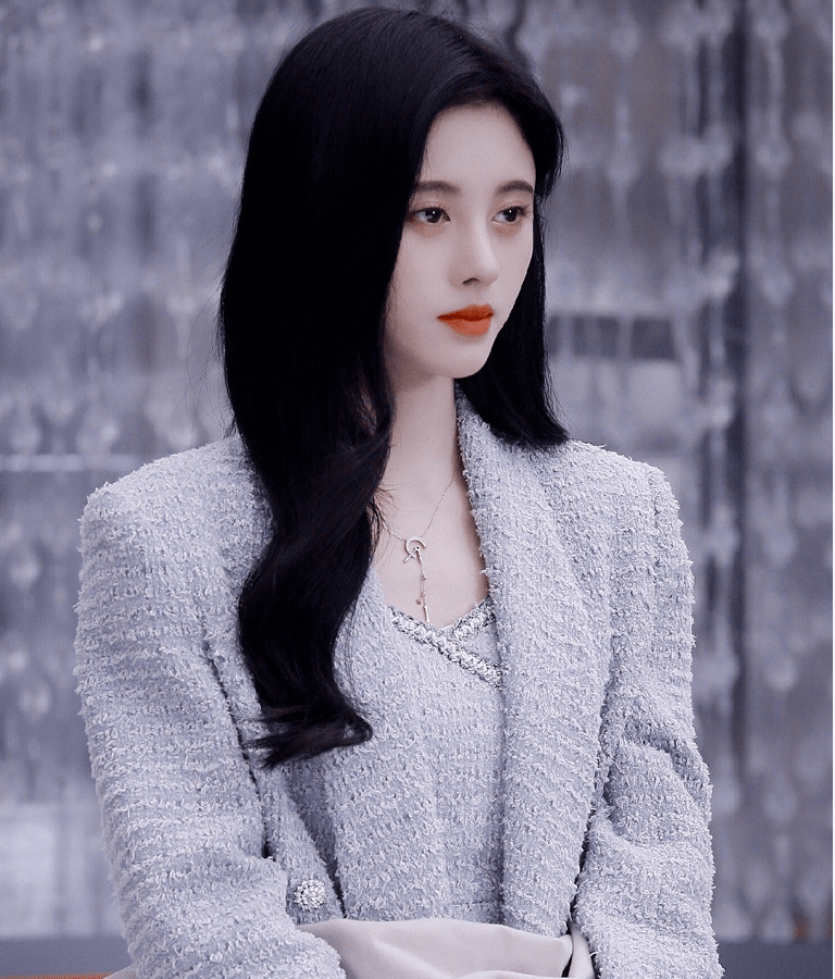 鞠婧祎|鞠婧祎硬凹豪门公主风，但她真的hold不住啊！