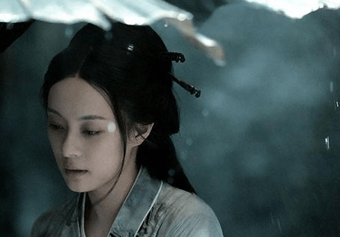 样子|女星古装撑伞造型绝了!赵丽颖风格百变、杨紫清冷,热巴让人心疼!