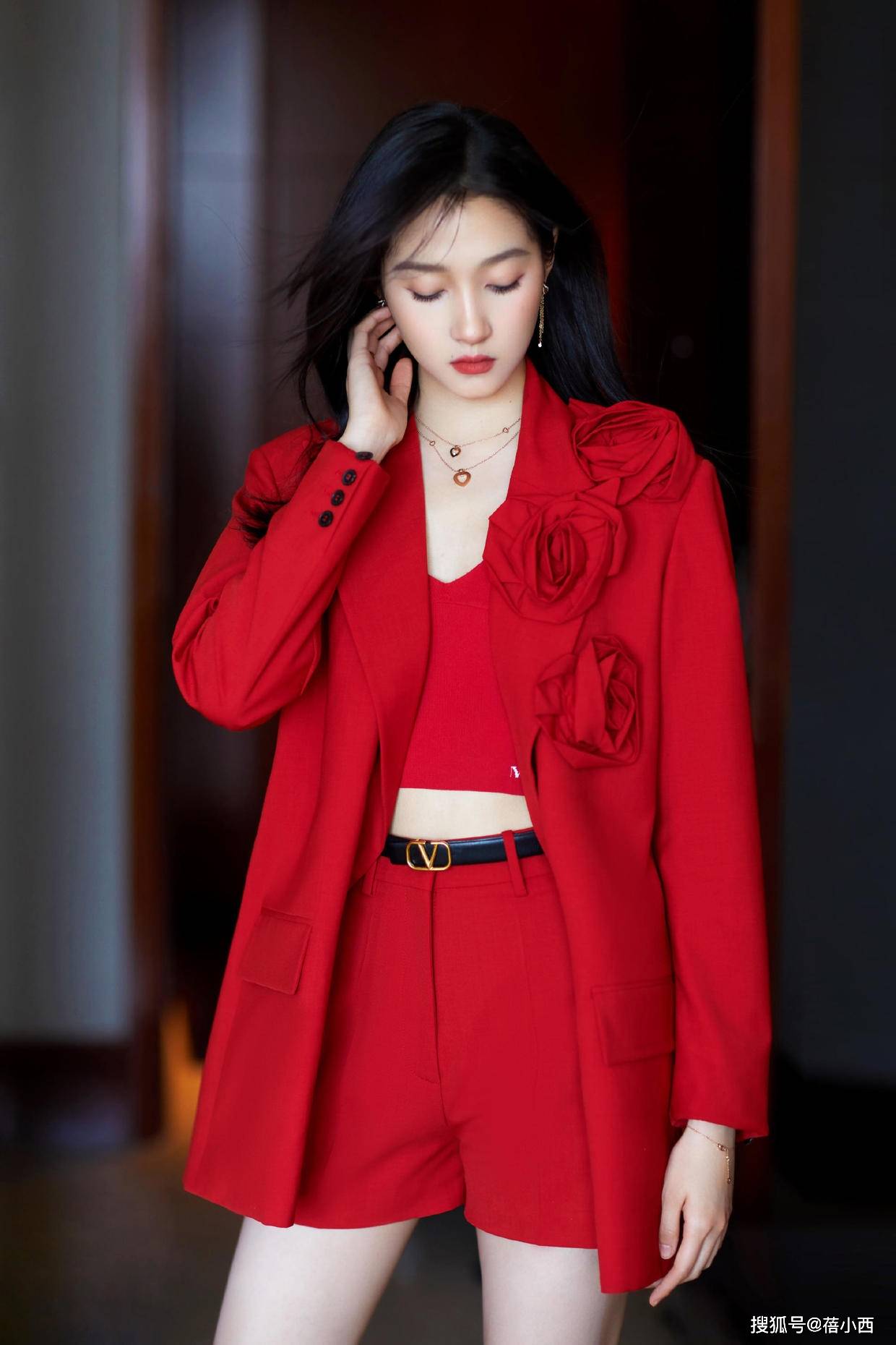 身材|关晓彤早就该这么穿了，穿粉色抹胸露背裙亮相，一点都“不壮了”