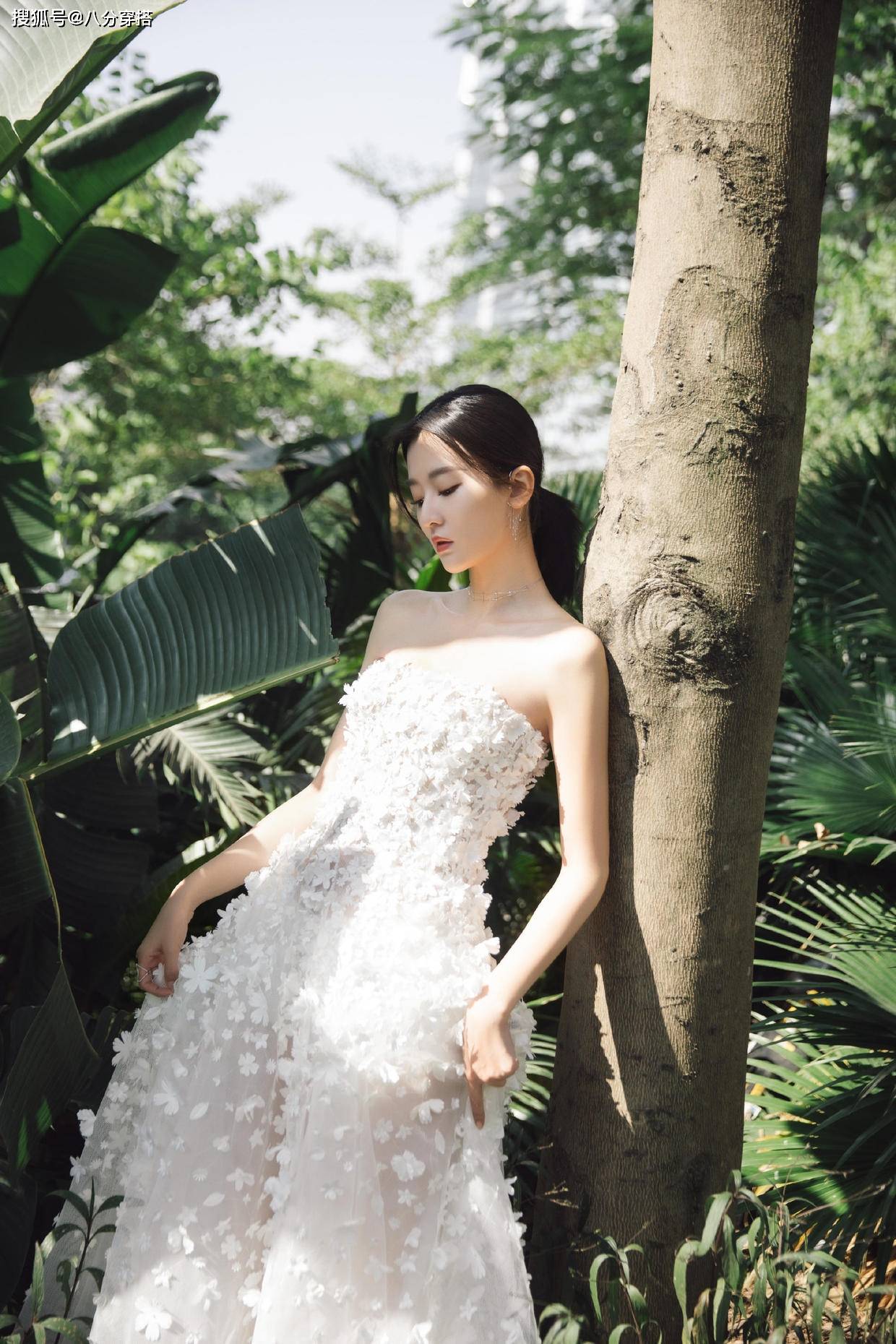 美眉|乔欣终于不扮乖乖女，一袭黄色高开叉礼服大秀曼妙身材，性感时髦