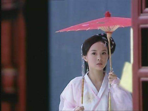 样子|女星古装撑伞造型绝了!赵丽颖风格百变、杨紫清冷,热巴让人心疼!
