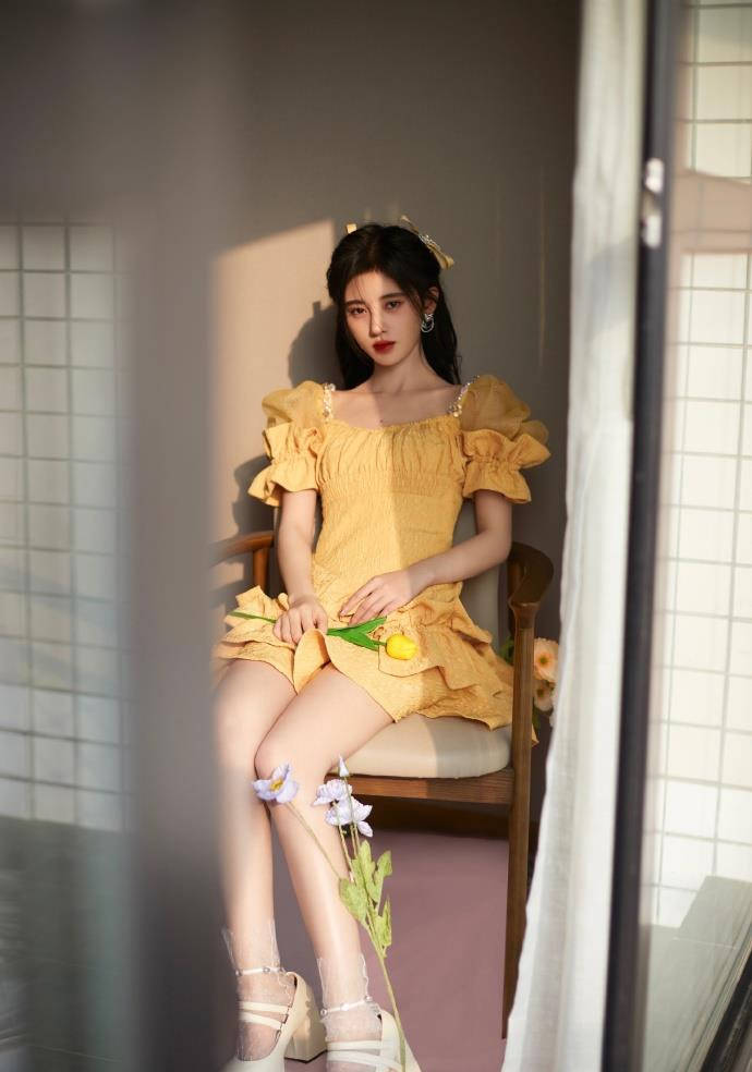 脖颈|鞠婧祎太刻意了，穿方领裙走红毯腰线提得老高，为显高真挺拼的