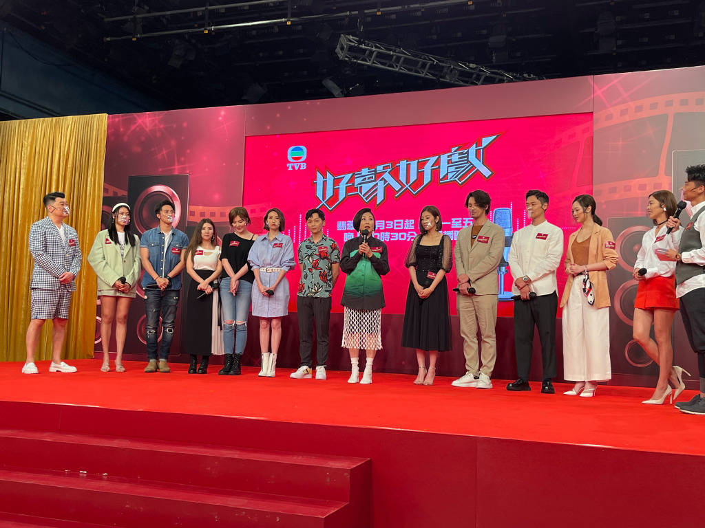 元素|姜还是老的辣？74岁汪明荃同框59岁何超琼，穿透视裙输年龄赢搭配