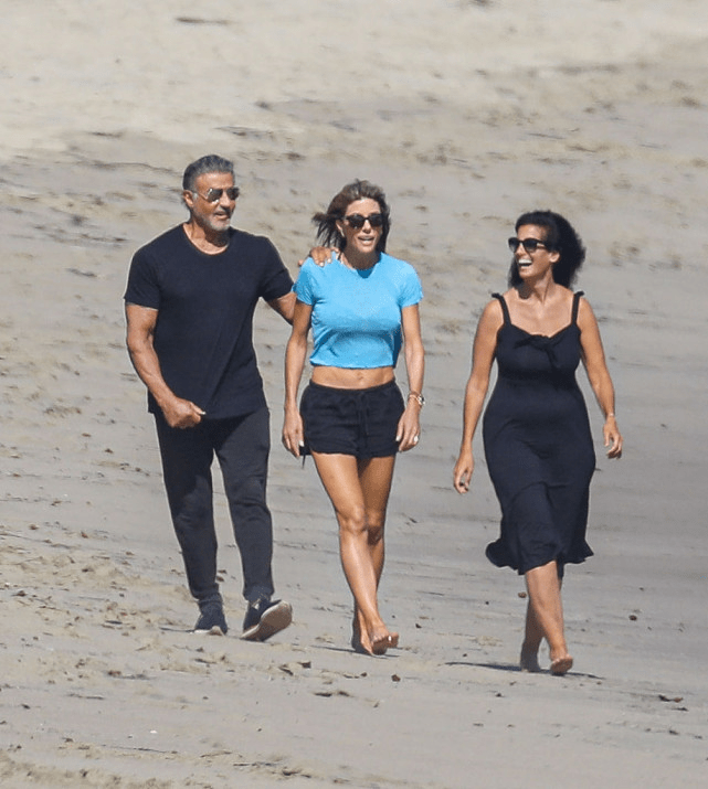 设计|史泰龙妻子拯救了家庭基因，三个女儿身材高挑颜值高，清纯感十足