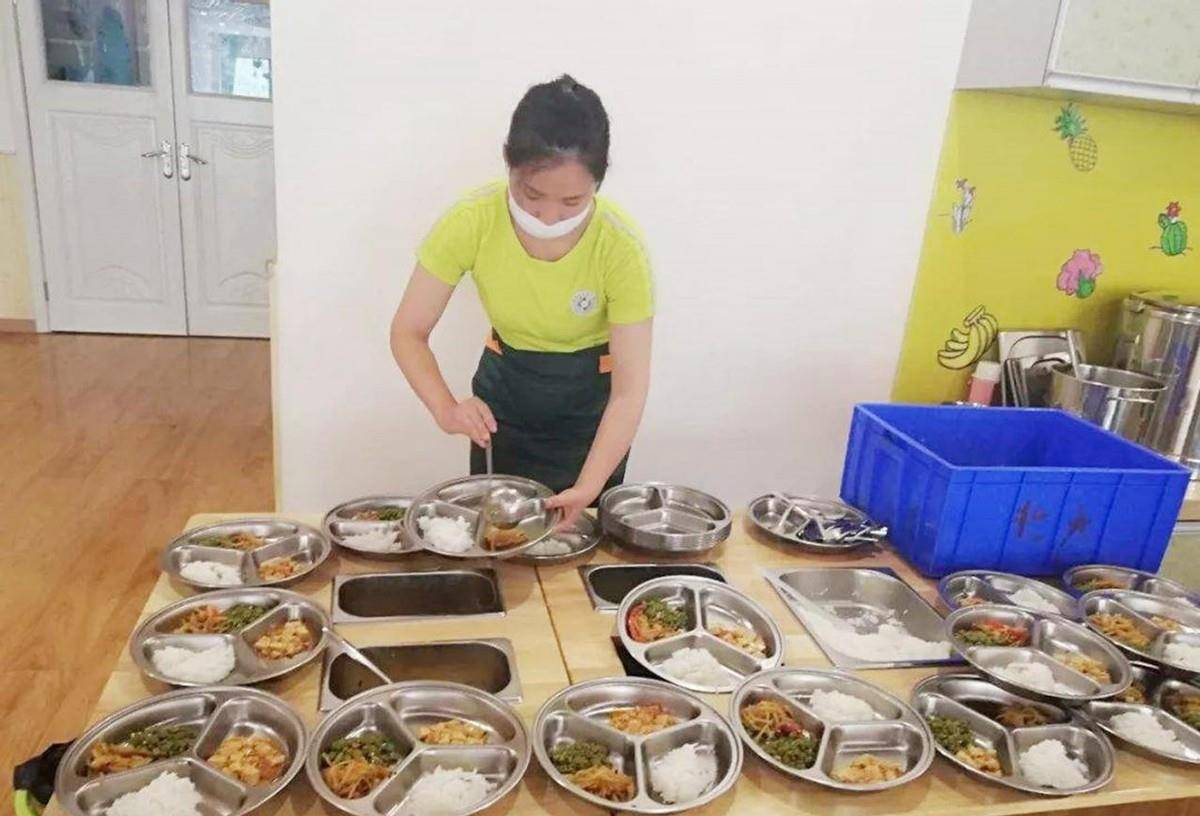 午餐|4岁儿子总说幼儿园饭菜好吃，看到老师发的午餐照片，我惊呆了