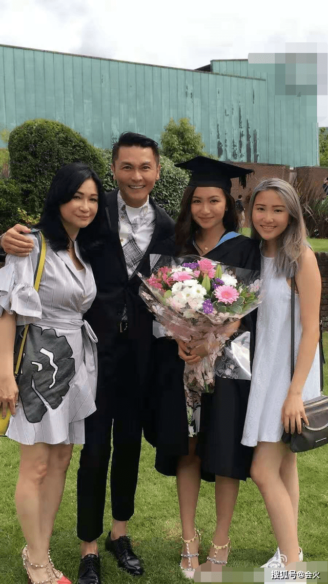 女儿|关礼杰女儿参加港姐比赛！穿泳装露出纹身印子，双腿较粗个头矮小