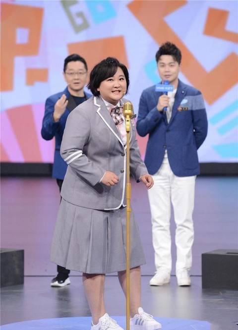 转移视线|有肚子的女生别只会“塞衣角”，贾玲的藏腹穿搭，显瘦又时髦？