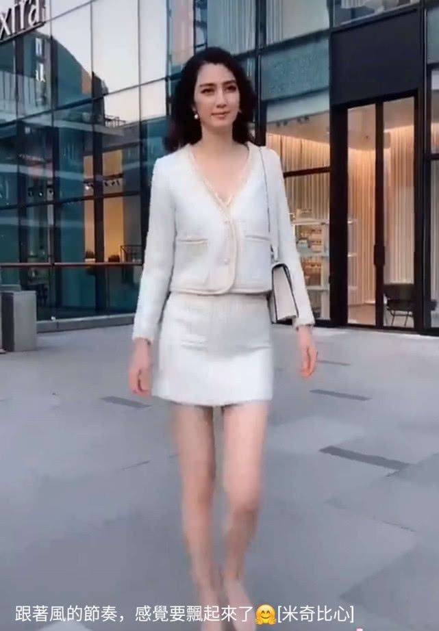 短裙|洪欣穿短裙出镜,美颜后50岁也这么年轻漂亮,但都是假象不真实!
