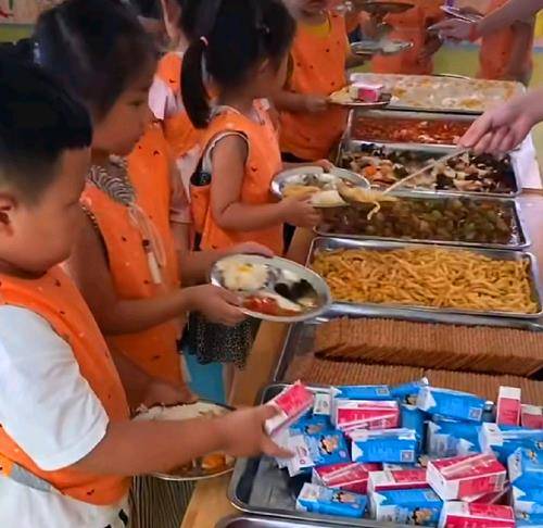 家长|孩子上幼儿园，宝妈会选择伙食好的那家，看到这些饭菜，你怎么选