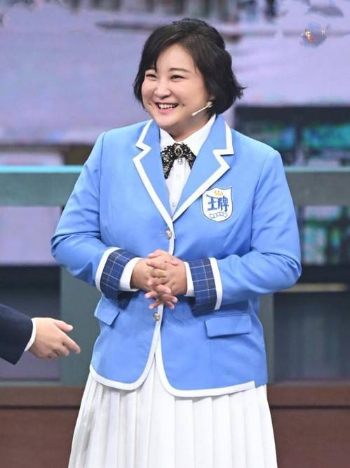 转移视线|有肚子的女生别只会“塞衣角”，贾玲的藏腹穿搭，显瘦又时髦？