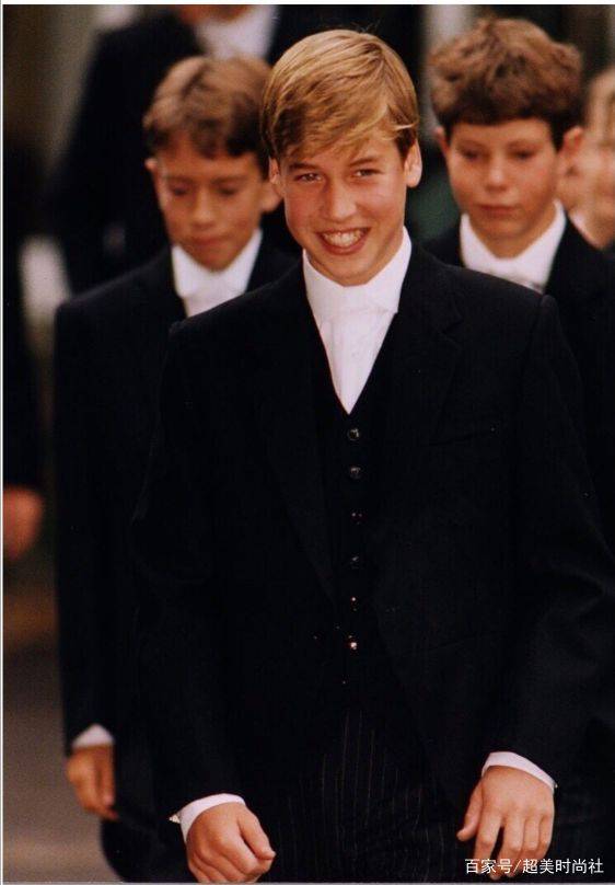 燕尾服|王室成员穿什么校服？威廉王子穿燕尾服，摩洛哥萌娃的校服太简陋