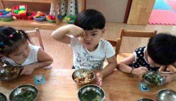 家长|孩子从幼儿园回家,却说饭菜里有苍蝇,宝妈搞清真相后哭笑不得