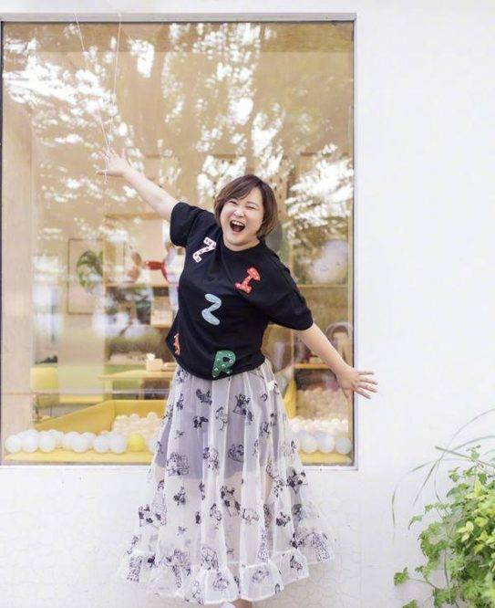 转移视线|有肚子的女生别只会“塞衣角”，贾玲的藏腹穿搭，显瘦又时髦？