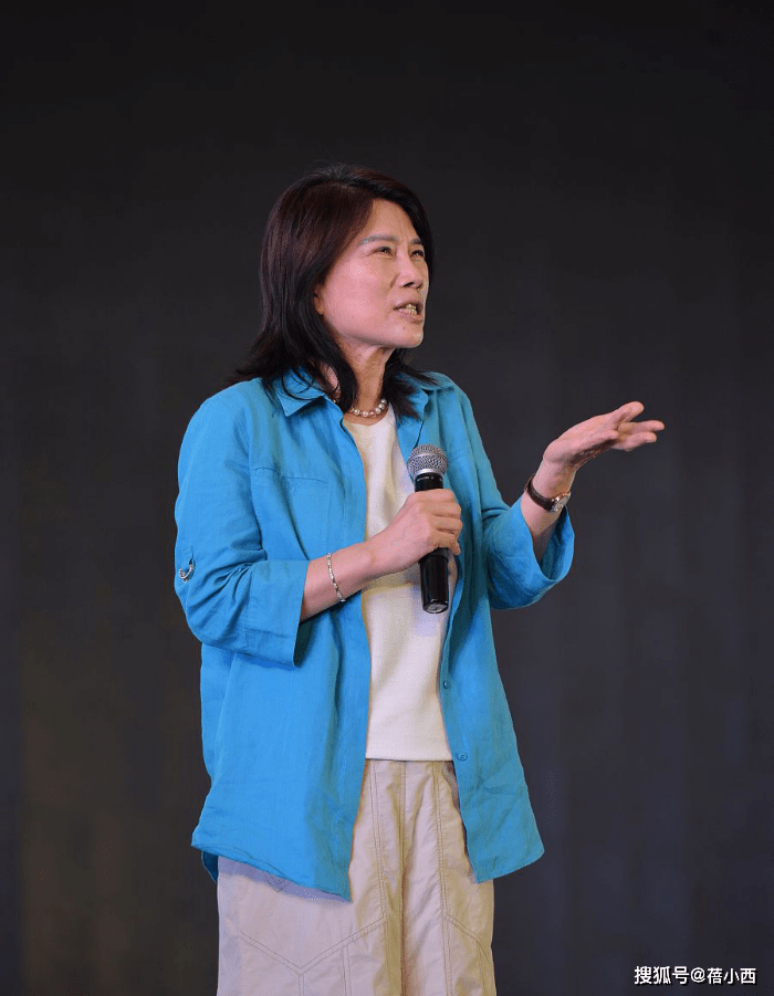 工装裤|董明珠越老越有时尚感,把衬衫当做外套来穿,再配白色内搭超减龄