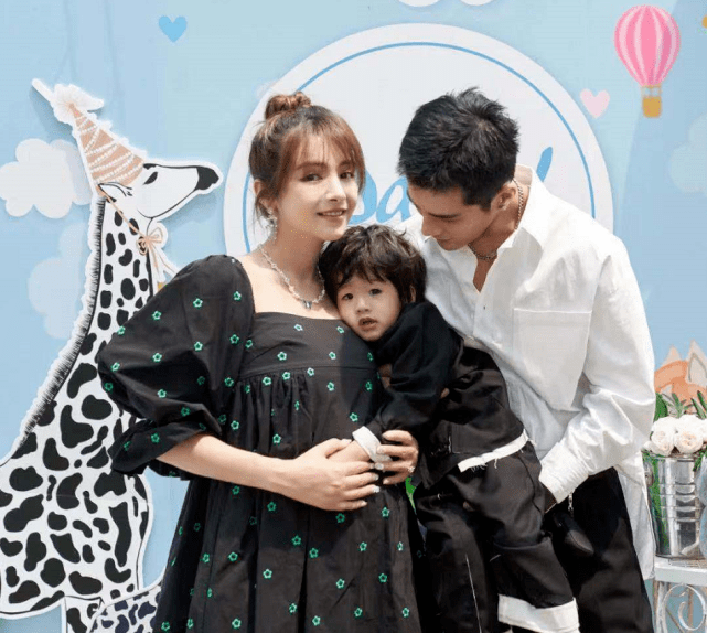 披萨|麦迪娜孕晚期状态好，被2岁儿子天天夸漂亮，大赞丹尼尔又暖又帅？