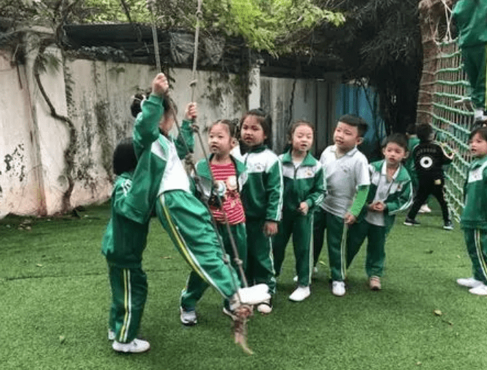 因为|幼儿园老师将孩子反锁阳台，安全问题难以保障，家长看后追悔莫及