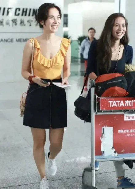 韩庚|卢靖姗和混血妹妹走机场,姐妹花傻傻分不清,妹妹比姐姐还好看