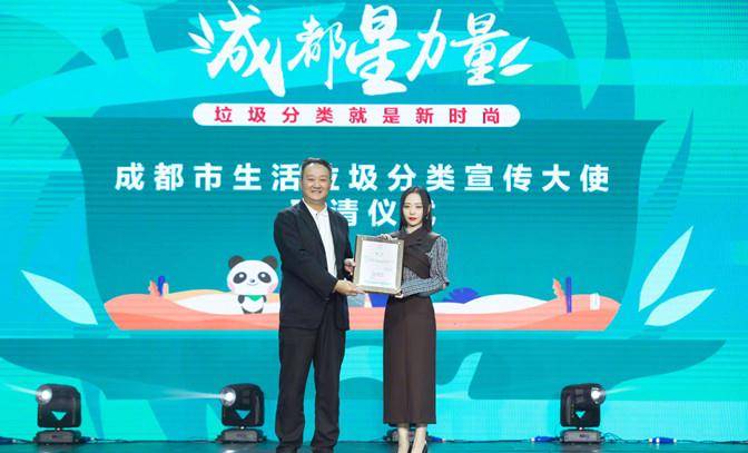 身材|张靓颖瘦了真高调,穿大码T恤玩失踪走机场,竹竿腿身材变化大