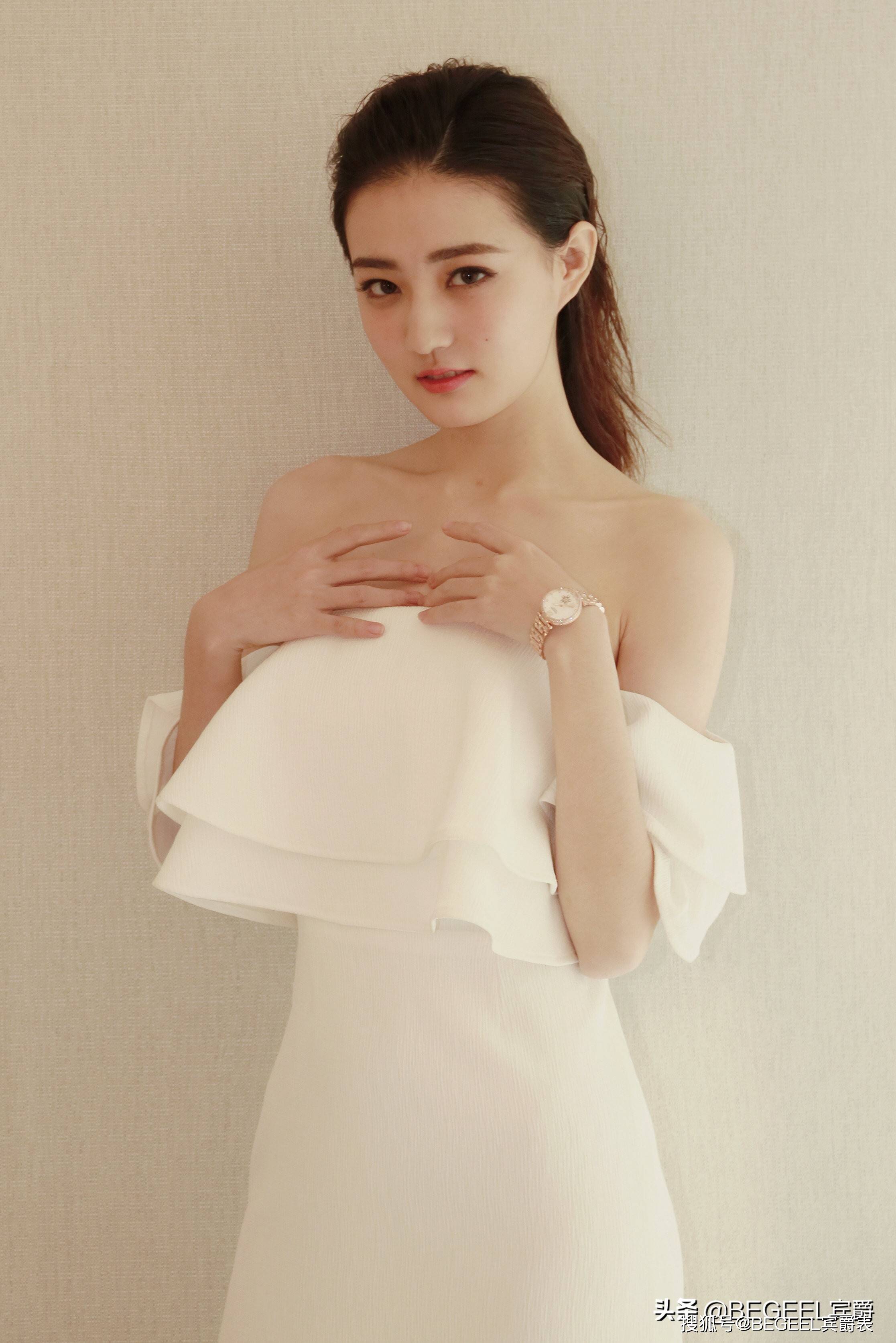 耳环|女人约会戴这三种首饰，温柔又有女人味