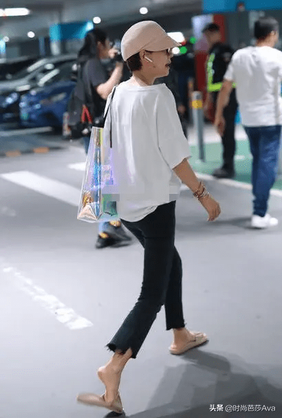 马伊琍|马伊琍“一个人”后变得更美，T恤搭微喇裤拖鞋，轻松凹出高级感