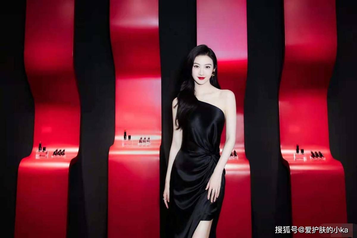 景甜|景甜“翻红”后更显高级，一身“奶肌”配高级黑裙，名媛气质尽显