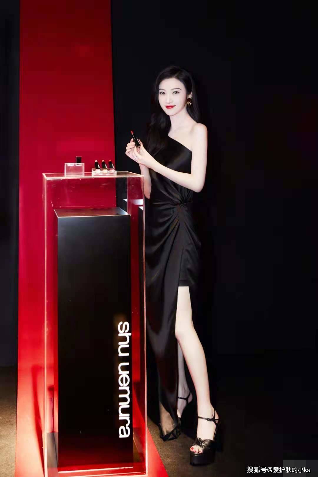 景甜|景甜“翻红”后更显高级，一身“奶肌”配高级黑裙，名媛气质尽显
