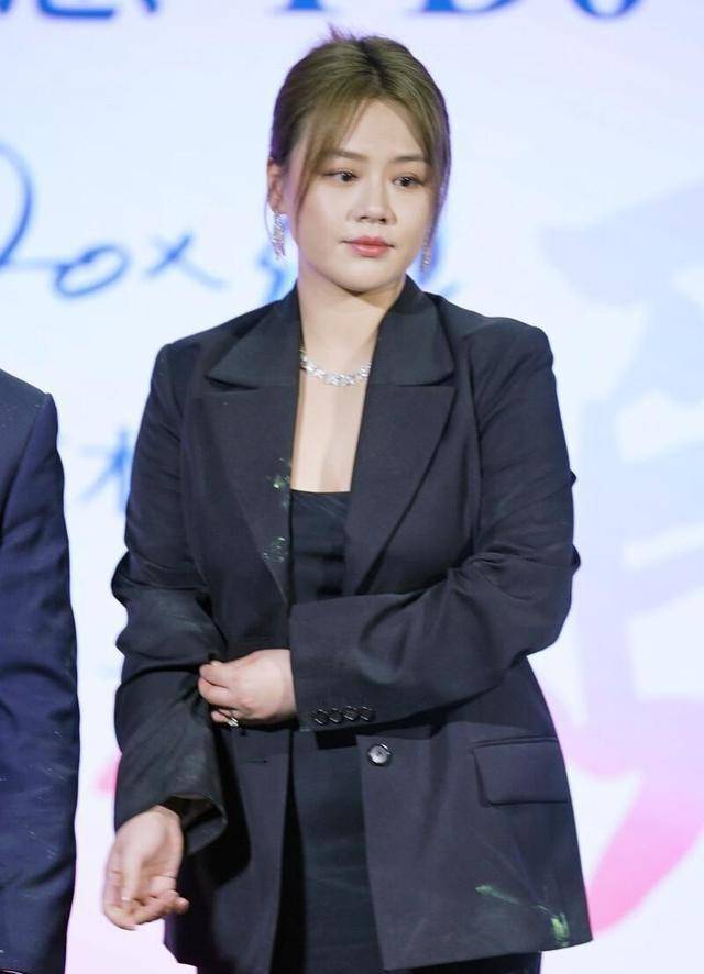 活动|马思纯身材有点控不住，出席活动要穿加大号西装，赘肉快遮不住了