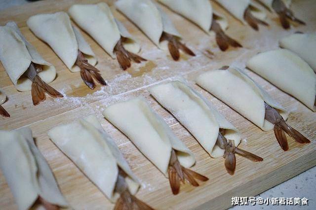 做法|早餐这样吃孩子再也不赖床了，一口一只虾的锅贴，好吃到停不下来