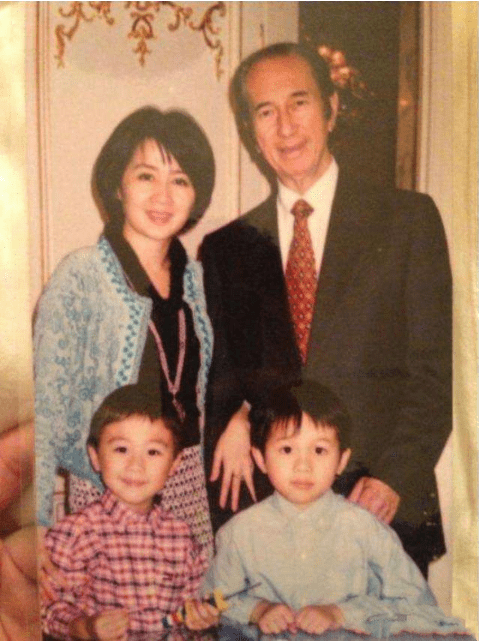 梁安琪|四太梁安琪罕见现身,穿黑色套装裙配运动鞋,生过五胎依然身材好