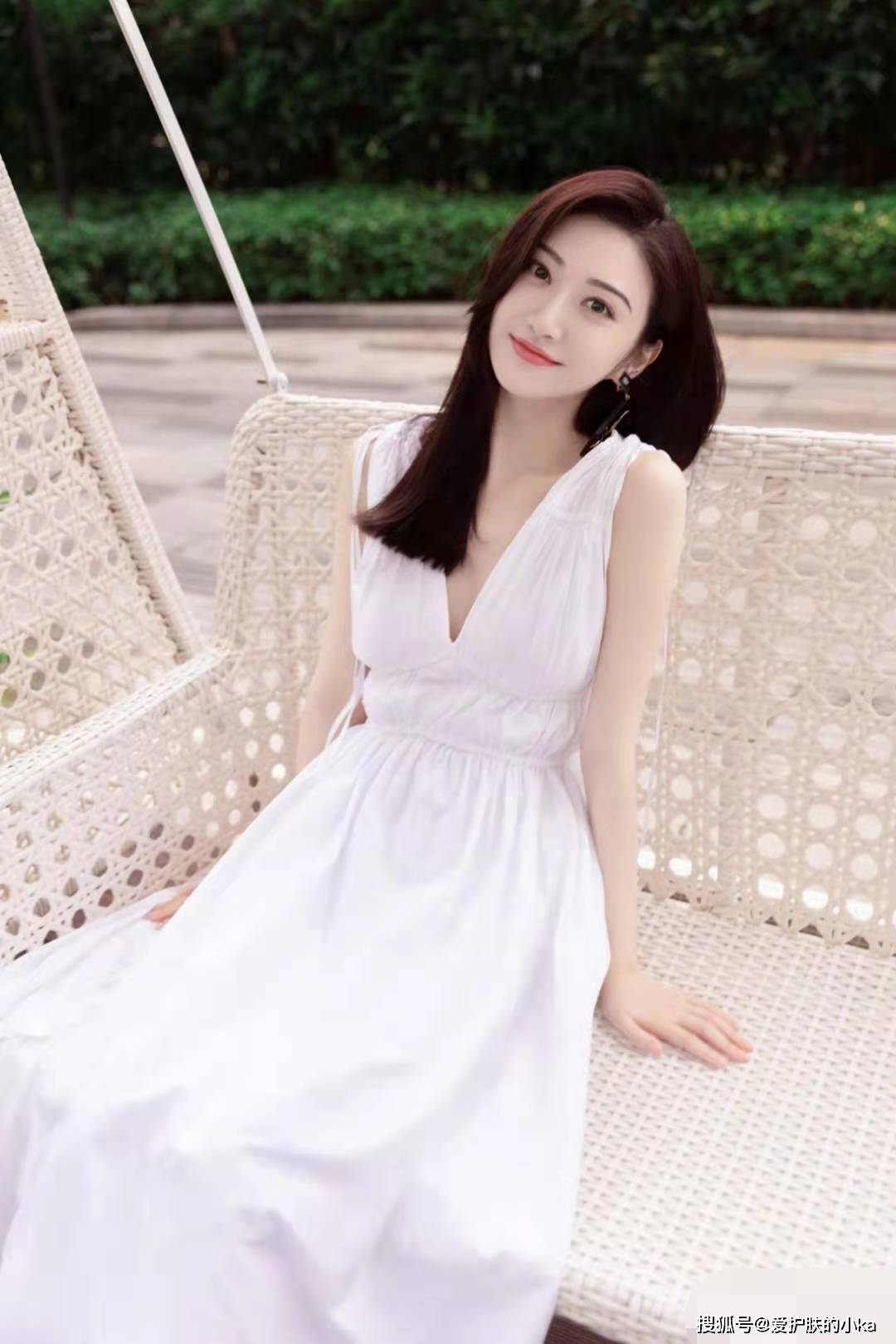 景甜|景甜“翻红”后更显高级，一身“奶肌”配高级黑裙，名媛气质尽显