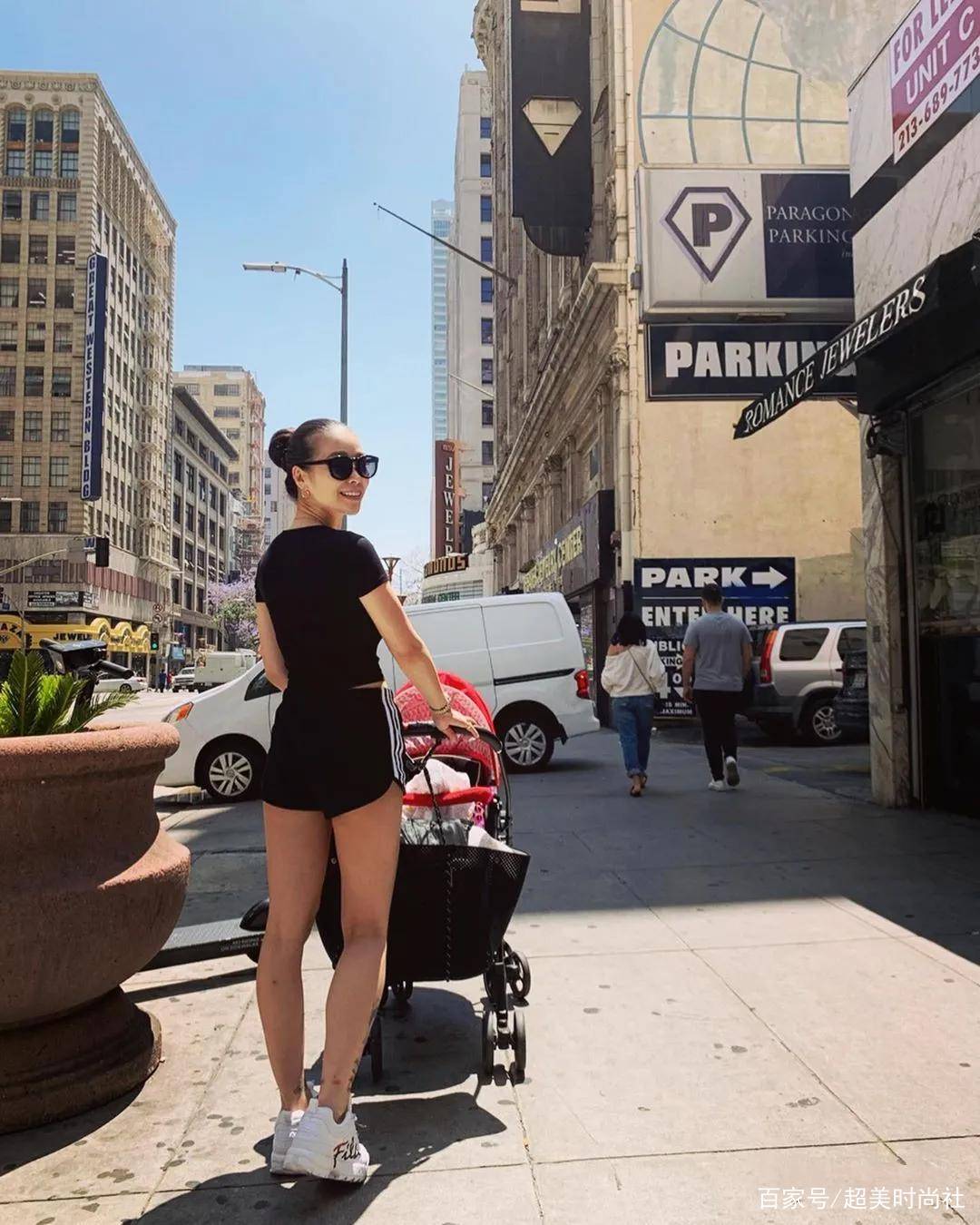 因为|日本辣妈带娃不耽误秀身材!爱穿短裤吊带裙,却被喷“不知羞耻”