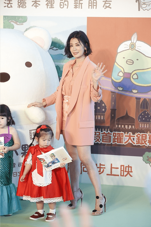 太嫩|贾静雯穿得也太嫩了，全身粉色look真显年轻，说30岁都有人信